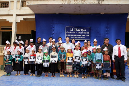 Tổng công ty Xăng dầu Việt Nam tặng đồng phục cho học sinh huyện Đồng Văn
